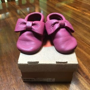 Coral pear all leather moccasins with a bow